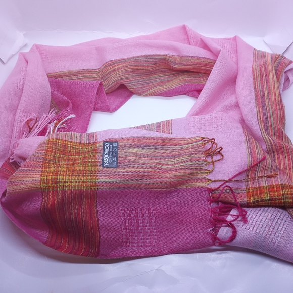 Pink hue Pashmina - Picture 4 of 9
